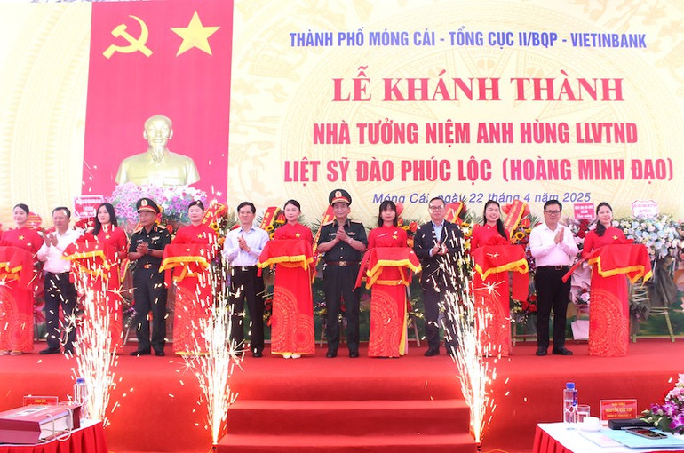 Các đại biểu thực hiện nghi thức cắt băng khánh thành nhà tưởng niệm.