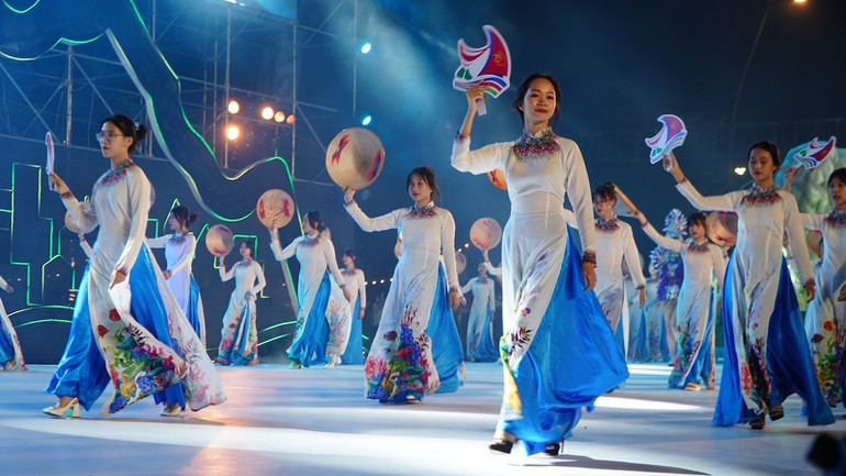 Tà áo dài Việt Nam duyên dáng trong Lễ hội Carnaval Hạ Long 2023.