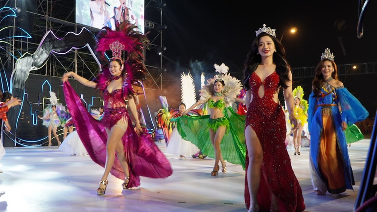 Các Hoa hậu và Người đẹp Hạ Long cũng hòa mình vào không khí náo nhiệt, sôi động của Carnaval Hạ Long 2023.
