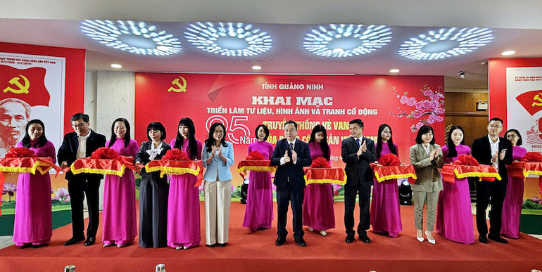 Các đại biểu cắt băng khai mạc triển lãm về Đảng Cộng sản Việt Nam.