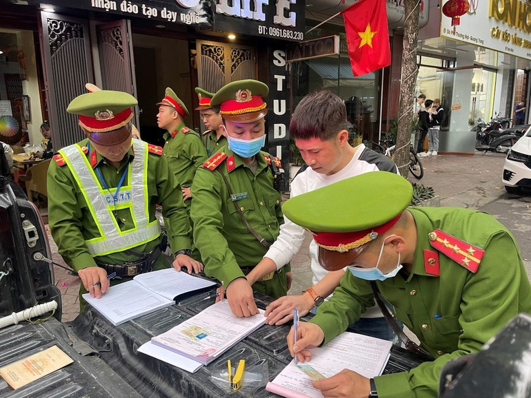 Công an thành phố Hạ Long lập biên bản xử phạt các trường hợp vi phạm trật tự an toàn giao thông.