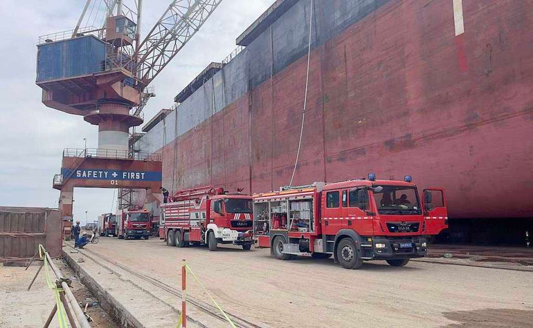 Lực lượng chức năng huy động thiết bị kịp thời dập tắt đám cháy và cứu hộ, cứu nạn các nạn nhân.