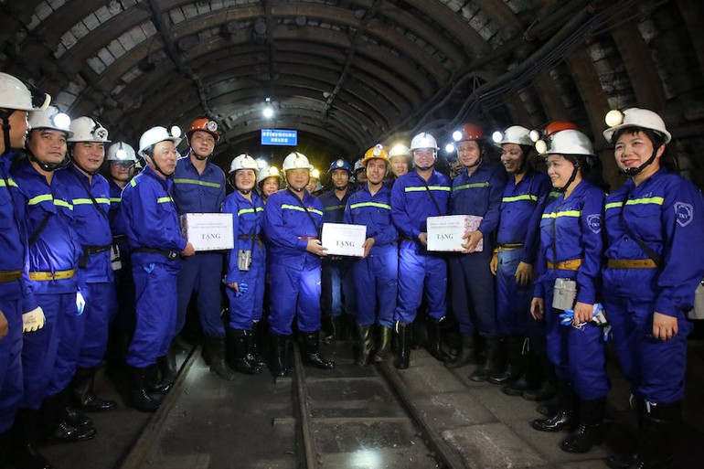 Đoàn đại biểu Quốc hội tỉnh Quảng Ninh tặng quà, động viên thợ lò.