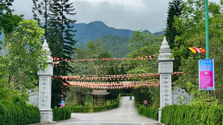 Khu vực đường dẫn vào Cung Trúc Lâm Yên Tử được trang hoàng cờ hoa rực rỡ.