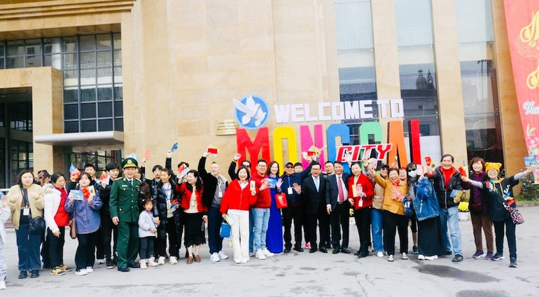 Du khách xuất cảnh qua Cửa khẩu quốc tế Móng Cái trong ngày mồng 1 Tết Giáp Thìn.