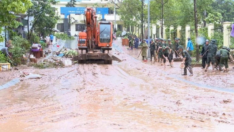 Các lực lượng Quân đội, Công an giúp nhân dân huyện Ba Chẽ khắc phục hậu quả do mưa lũ trong ngày 10/9.
