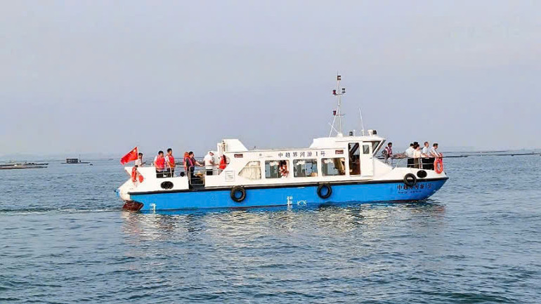 Chương trình trải nghiệm du lịch trên sông biên giới gắn kết quan hệ hữu nghị, hợp tác toàn diện giữa chính quyền hai địa phương Móng cái (Việt Nam) và Đông Hưng (Trung Quốc).