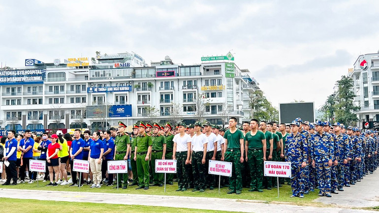 Các lực lượng tham gia Ngày chạy Olympic vì sức khoẻ toàn dân.