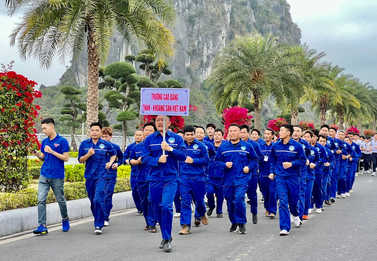 Lực lượng công nhân ngành Than tham gia Ngày chạy Olympic vì sức khoẻ toàn dân.
