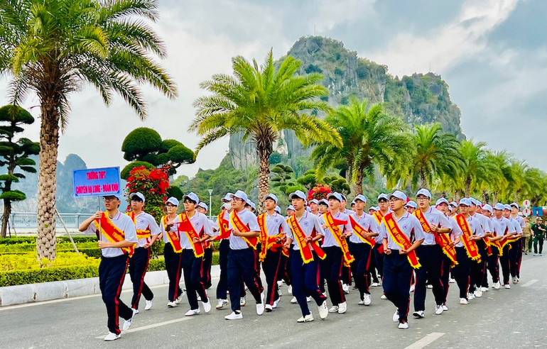 Khối học sinh tham gia Ngày chạy Olympic vì sức khỏe toàn dân.