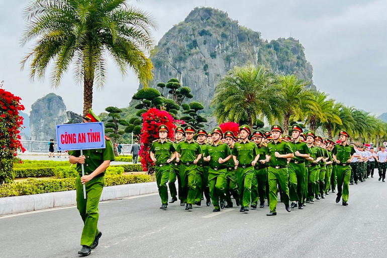 Lực lượng Công an tỉnh Quảng Ninh tham gia Ngày chạy Olympic vì sức khoẻ toàn dân.
