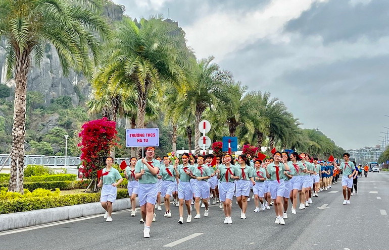 Khối học sinh tham gia Ngày chạy Olympic vì sức khoẻ toàn dân.