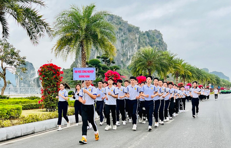 Khối học sinh, sinh viên tham gia Ngày chạy Olympic vì sức khoẻ toàn dân.