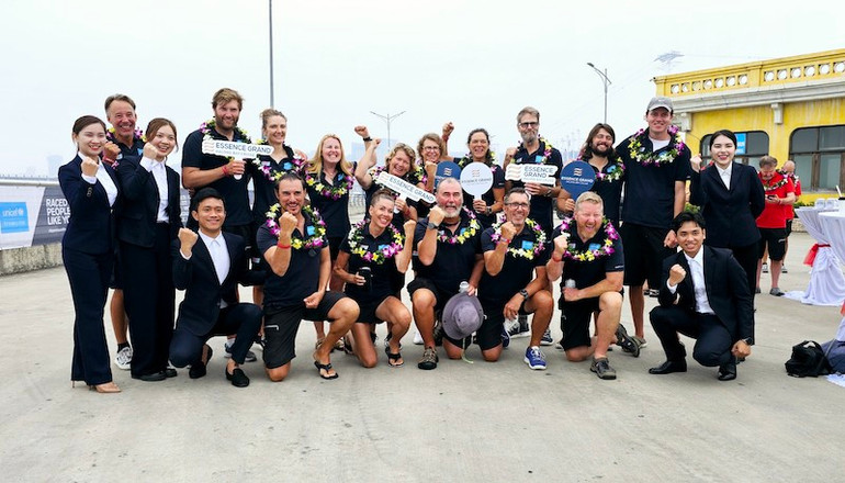 Các đội đua hào hứng và vui mừng khi kết thúc chặng đua tại Hạ Long, Quảng Ninh.