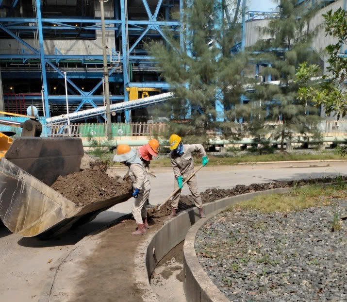 Công ty Nhiệt điện Mông Dương thường xuyên nạo vét kênh, cống thoát nước trong khu vực nhà máy.