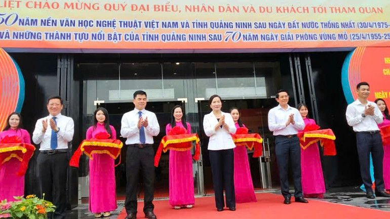 Các đại biểu cắt băng khai mạc Triển lãm. Các đại biểu cắt băng khai mạc Triển lãm.