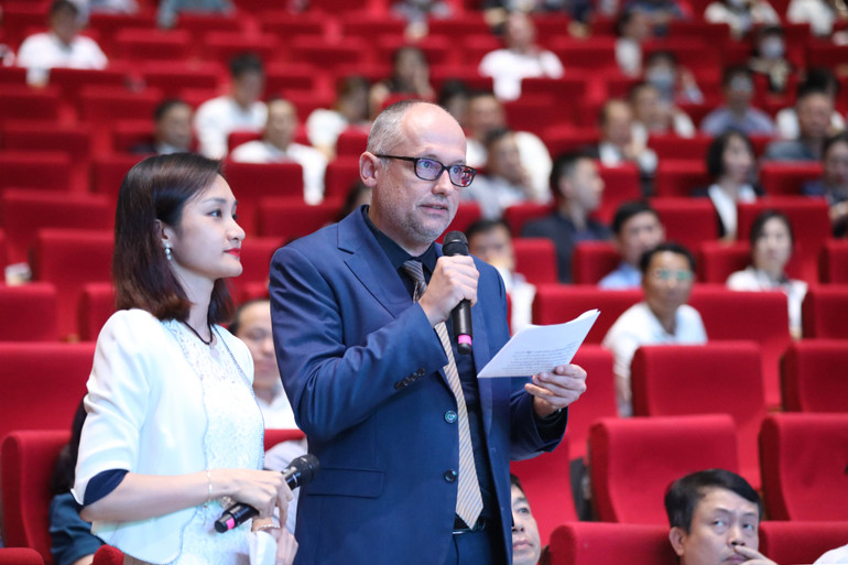 Doanh nghiệp trao đổi, đề xuất giải pháp tháo gỡ khó khăn với lãnh đạo tỉnh Quảng Ninh tại hội nghị.