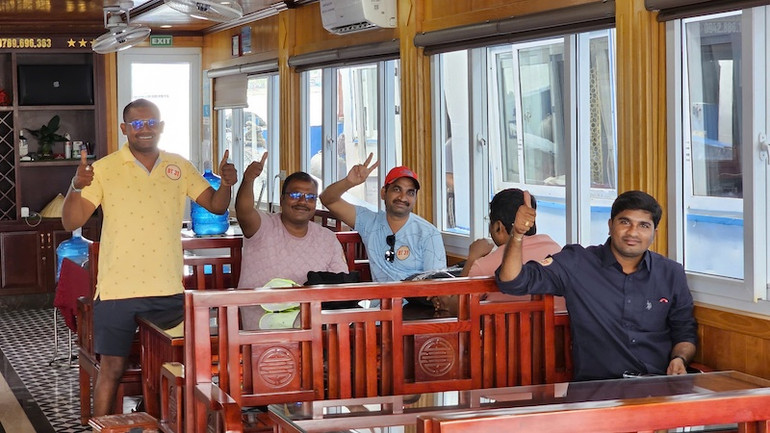 Các du khách rất thích thú khi được ngắm và trải nghiệm Vịnh Hạ Long xinh đẹp.