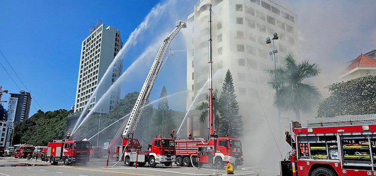 Các lực lượng chức năng triển khai dập lửa.