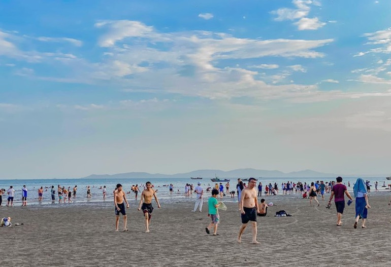 Bãi biển Trà Cổ là địa điểm yêu thích của nhiều du khách khi đến với thành phố địa đầu Móng Cái.