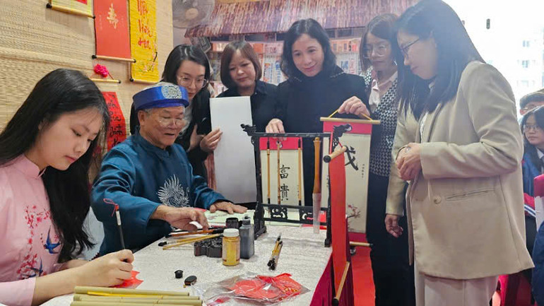 Không gian trưng bày và viết chữ thư pháp với thông điệp tôn vinh giá trị văn hóa truyền thống.