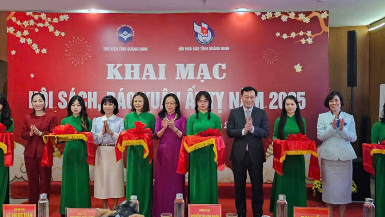 Các đại biểu cắt băng khai mạc Hội sách, báo Xuân Ất Tỵ 2025.