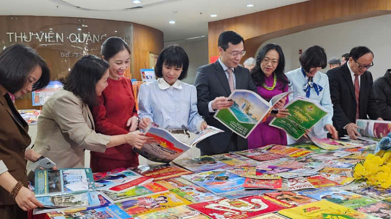 Các đại biểu tham quan không gian trưng bày sách báo Xuân Ất Tỵ 2025.