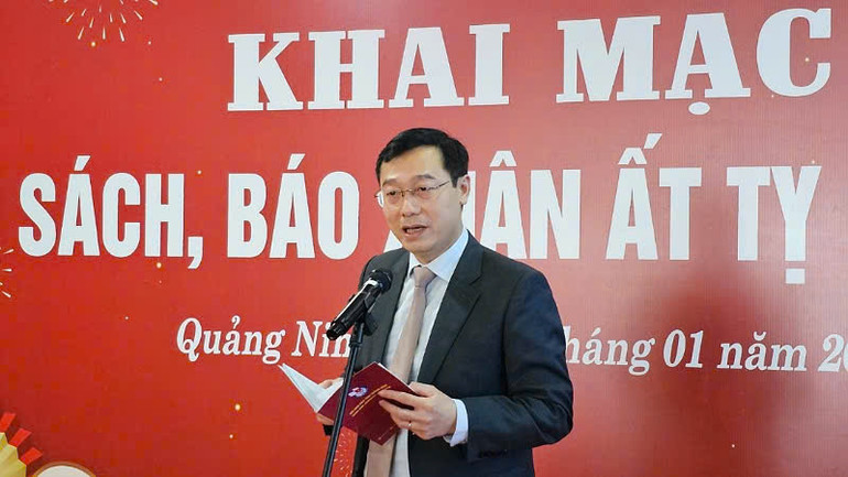 Chủ tịch Hội Nhà báo tỉnh Quảng Ninh Nguyễn Thế Lãm phát biểu khai mạc Hội sách, báo Xuân Ất Tỵ 2025.