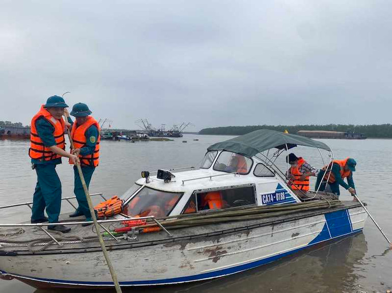 Các lực lượng chức năng vẫn đang nỗ lực khoanh vùng tìm kiếm nạn nhân còn lại.