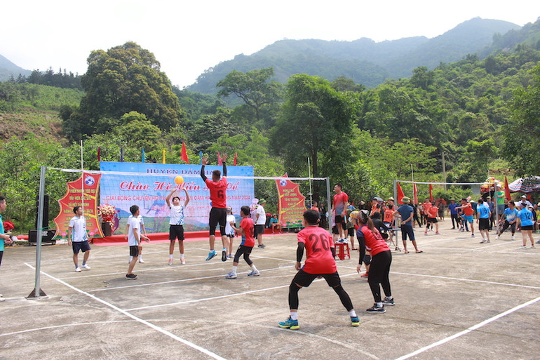 Giải bóng chuyền hơi nam, nữ mở rộng của xã Quảng An thu hút đông đảo người dân và du khách đến xem và cổ vũ.