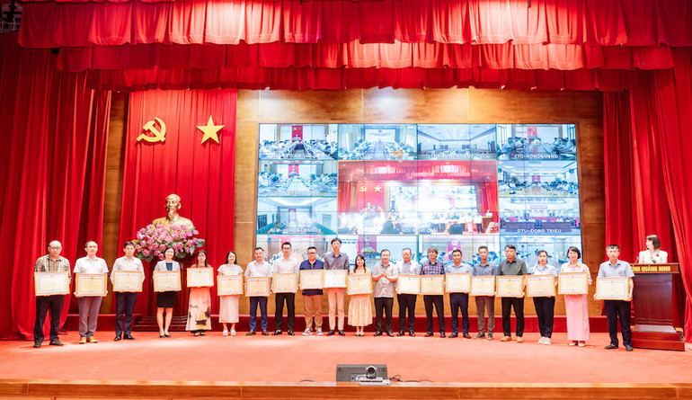 Ủy ban nhân dân tỉnh Quảng Ninh tặng Bằng khen cho các tập thể có thành tích xuất sắc đột xuất trong công tác phòng, chống, khắc phục hậu quả bão số 3.