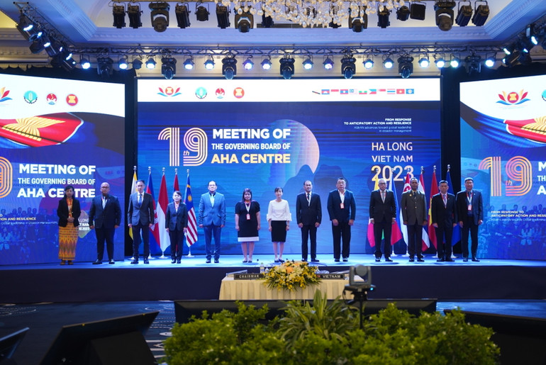 Các đại biểu chụp ảnh lưu niệm tại cuộc họp. Các đại biểu chụp ảnh lưu niệm tại cuộc họp.