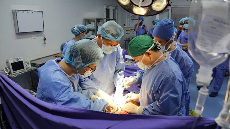 Các bác sĩ thực hiện lấy đa tạng từ người hiến.