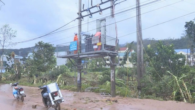 Các công nhân ngành điện nỗ lực không ngừng nghỉ để khắc phục sự cố, bảo đảm cấp điện phục vụ cho sản xuất và đời sống của nhân dân.