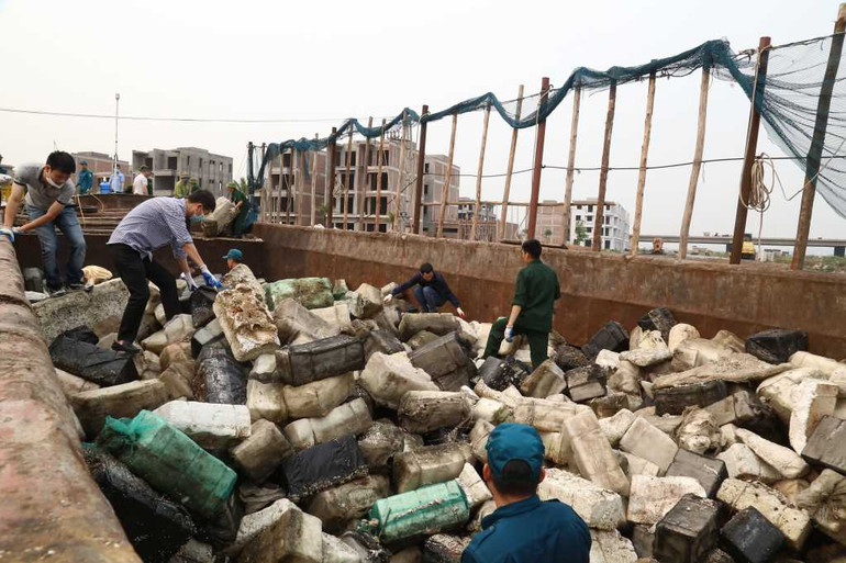 Lượng phao xốp được thu gom và tập kết để xử lý theo quy định.