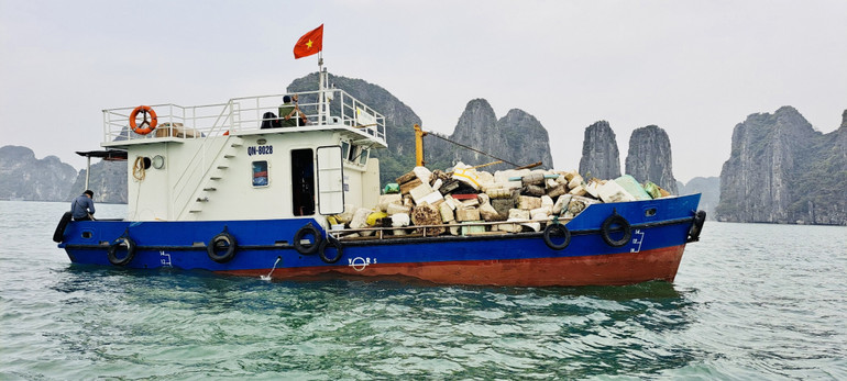 Phao xốp được thu gom và chở về điểm tập kết để xử lý theo quy định.