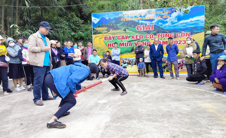 Thi đấu đẩy gậy tại Hội mùa vàng Bình Liêu năm 2023. Thi đấu đẩy gậy tại Hội mùa vàng Bình Liêu năm 2023.