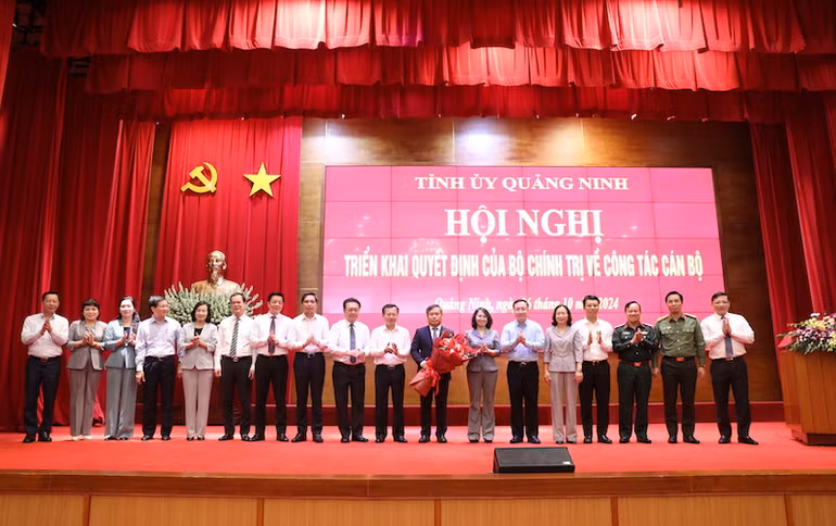 Tập thể lãnh đạo Tỉnh Quảng Ninh chúc mừng đồng chí Vũ Đại Thắng.