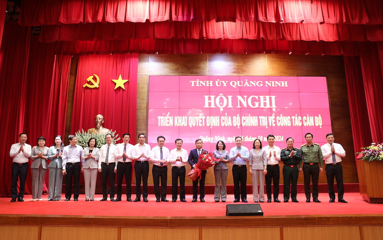 Tập thể lãnh đạo Tỉnh Quảng Ninh chúc mừng đồng chí Vũ Đại Thắng. Tập thể lãnh đạo Tỉnh Quảng Ninh chúc mừng đồng chí Vũ Đại Thắng.