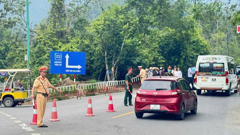 Lực lượng chức năng ứng trực 24/24 giờ để điều tiết giao thông, bảo đảm cho nhân dân và du khách về chiêm bái xá lợi Đức Phật được an toàn, thuận tiện. Lực lượng chức năng ứng trực 24/24 giờ để điều tiết giao thông, bảo đảm cho nhân dân và du khách về chiêm bái xá lợi Đức Phật được an toàn, thuận tiện.