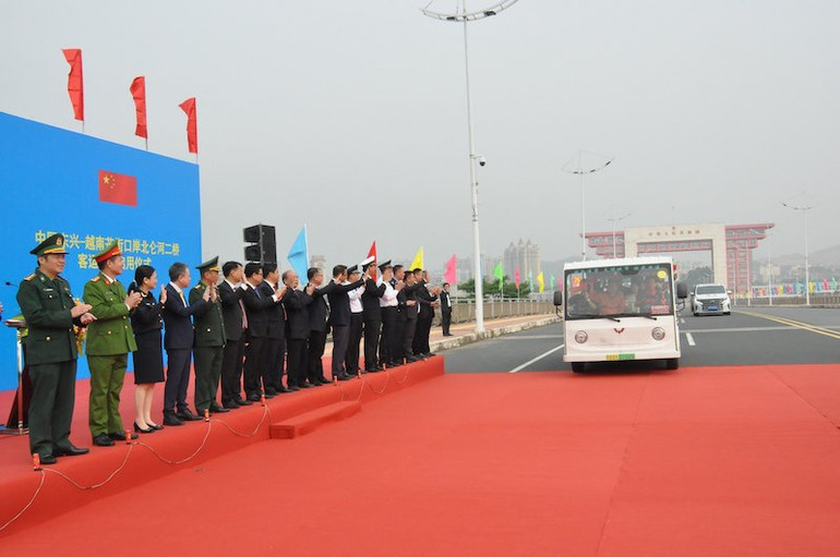 Những đoàn khách đầu tiên của 2 nước đi du lịch Móng Cái và Đông Hưng qua cầu Bắc Luân II.