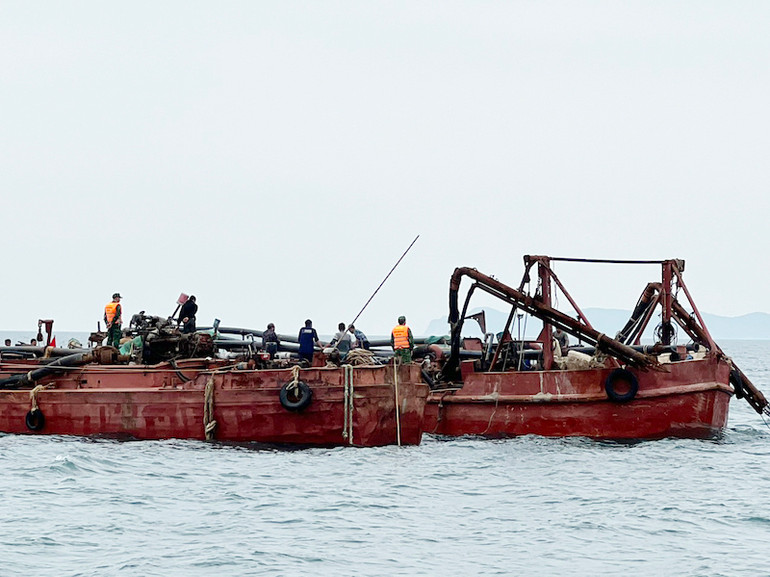 Lực lượng Bộ đội Biên phòng Quảng Ninh lai dắt phương tiện vào bờ an toàn.