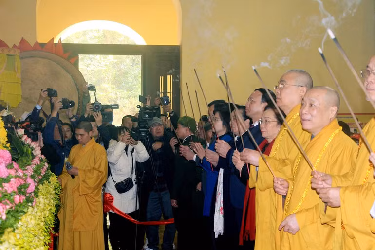 Các đại biểu dâng hương cầu quốc thái dân an.