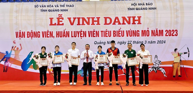 Lãnh đạo Sở Văn hóa-Thể thao khen thưởng cho các vận động viên, huấn luyện viên tiêu biểu Vùng mỏ năm 2023.