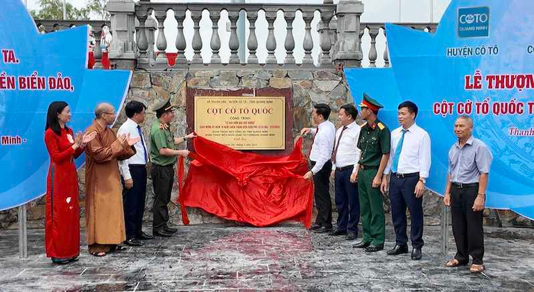 Các đại biểu thực hiện nghi lễ gắn biển Công trình Cột cờ Tổ quốc trên xã đảo Thanh Lân.