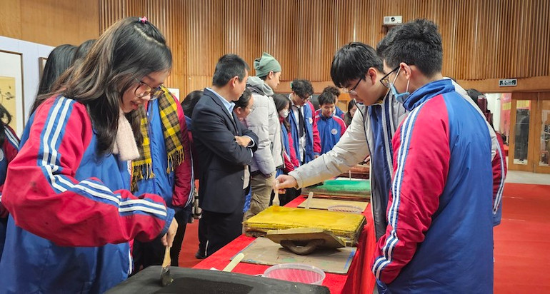 Không gian trải nghiệm tranh dân gian Đông Hồ trên giấy dó thu hút đông đảo các em học sinh trải nghiệm. Không gian trải nghiệm tranh dân gian Đông Hồ trên giấy dó thu hút đông đảo các em học sinh trải nghiệm.