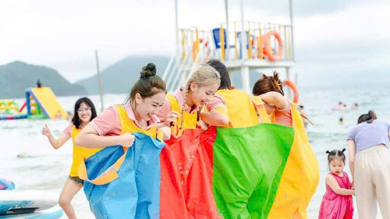 Du khách trải nghiệm các trò chơi tại khu du lịch ở huyện Vân Đồn.