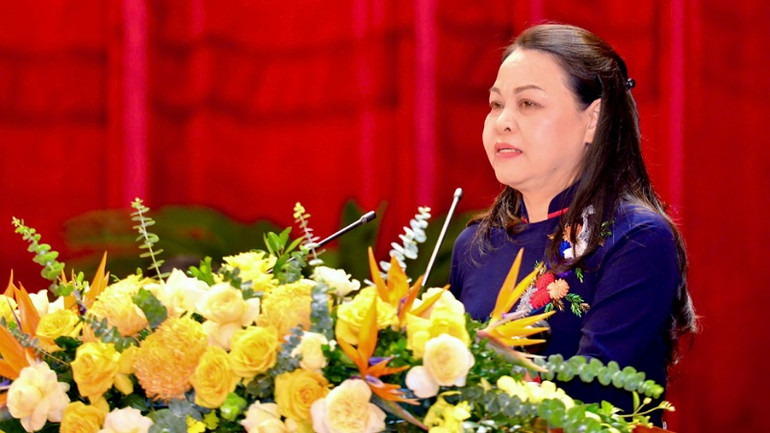 Đồng chí Nguyễn Thị Thu Hà, Phó Chủ tịch, Tổng thư ký Ủy ban Trung ương Mặt trận Tổ quốc Việt Nam phát biểu tại đại hội.