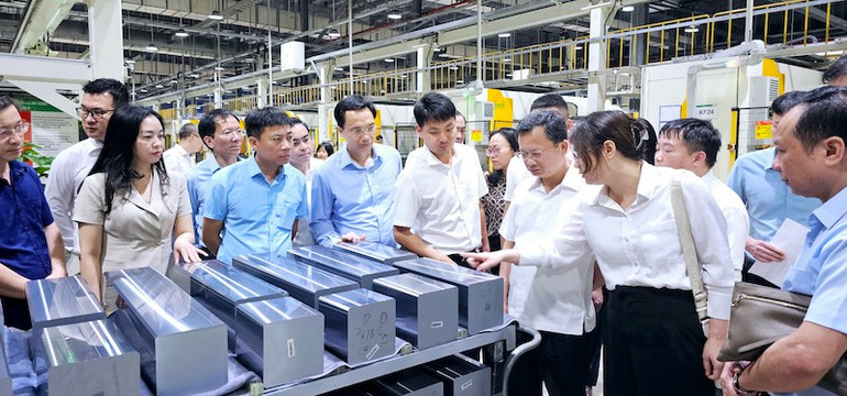 Quảng Ninh ngày càng thu hút nhiều nhà đầu tư nước ngoài với các dự án lớn vào các khu công nghiệp trên địa bàn tỉnh. Quảng Ninh ngày càng thu hút nhiều nhà đầu tư nước ngoài với các dự án lớn vào các khu công nghiệp trên địa bàn tỉnh.