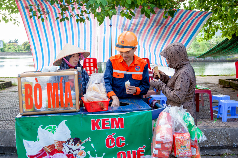 Những giây phút hạnh phúc, đầm ấm bên người vợ sau mỗi buổi tan ca của Anh Trần Văn Thơm.